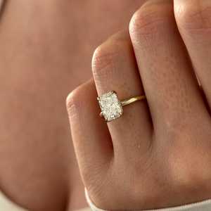 Bague de fiançailles avec halo caché en diamant de laboratoire allongé de 2 carats, or 14 carats, diamant allongé, certifié IGI - Product Image 5