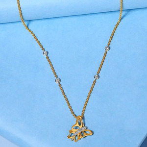 Collier papillon sculpté en diamant avec des ailes ouvertes fluides et un design d'accentuation scintillante incurvée - Product Image 5