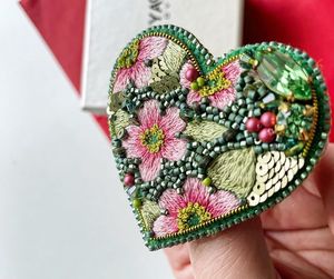 Broche Bordado Premium de MD HANDICRAFTS con Elegante Decoración de Perlas y Cristales para Bodas 16-20 años - Product Image 3
