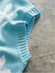 Haut court tricoté sans manches bleu clair avec imprimé croix blanche, col à volants, pull décontracté unisexe, style oversize printemps - Product Image 3