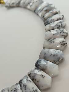 Collier en opale dendritique le plus vendu, pierres précieuses blanches facettées et motifs de branches foncées distinctifs pour la vente en gros de bijoux de mode - Product Image 2