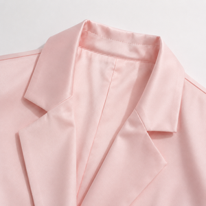 Robe mini blazer en satin rose de luxe pour femmes avec détails en plumes de tulle |   Robe de soirée tendance - Product Image 4