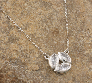 Boucles d'oreilles pendantes en CZ d'eau douce naturelle, argent sterling 925, design goutte d'eau luxueux, bijoux minimalistes pour femmes - Product Image 4