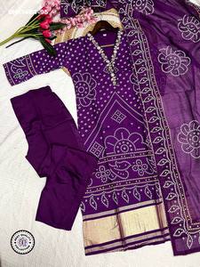 Conjunto de Kurti-Pantalón-Dupatta Morado Recto de Viscosa de Excelente Calidad con Estampado Posicionado y Bordado, Listo para Usar, Moda Femenina - Product Image 2