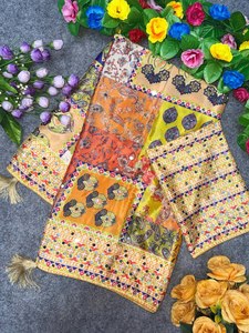 Sari de Seda Chinon Suave con Bordado a Mano de Espejos, Borde con Ribetes y Borlas Latkan - Ideal para Fiestas, Bodas, Diwali, Elástico y de Secado Rápido - Product Image 4