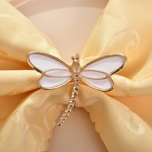 Anillo para Servilletas de Latón con Forma de Flor y Detalles de Cristal, Tono Dorado, Accesorio Decorativo para Mesa - Product Image 6