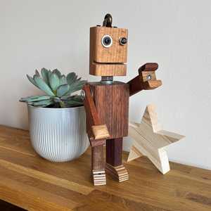 Statue de robot artisanale en bois, figurine décorative en bois naturel pour l'étagère du salon et les cadeaux - Product Image 3
