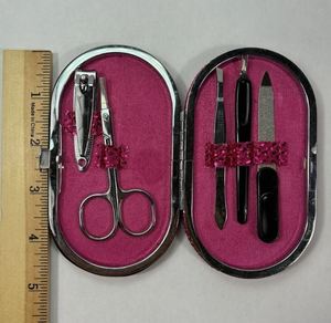 Set de 5 Piezas para Manicura y Pedicura, Estuche de Viaje Rosa con Brillo Estilo Barbiecore, Incluye Cortacallos, Tijeras para Cutículas y Lima de Uñas - Product Image 3