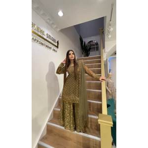 Ensemble haut et palazzo en géorgette de designer avec broderie et sequins, avec dupatta Mehndi - Product Image 1