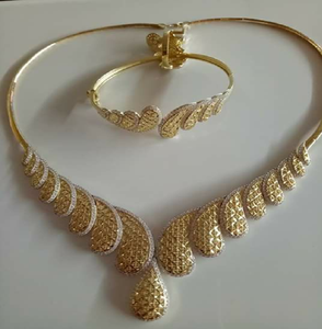 Elegante conjunto en oro rosa con gotas de cristal esféricas únicas. Diseño elegante, disponible a precios de mayorista. - Product Image 6