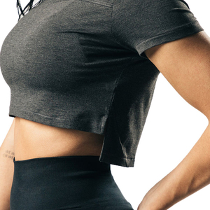 Este top corto de algodón 100% con logotipo personalizado para mujer, de una fábrica OEM, incluye servicio profesional para líneas de ropa B2B. - Product Image 5