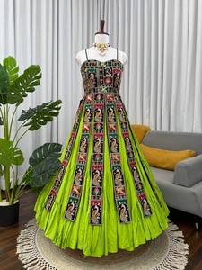 TENNECY Designer Wear Top pour femme en fil de Bangalore avec sequins et Dori brodé pour lehenga en georgette - Product Image 5