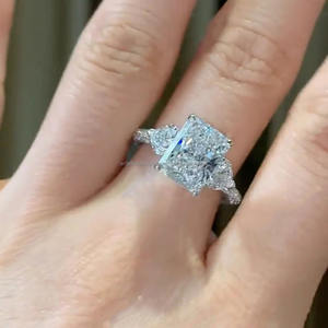 Bague de fiançailles minimaliste en moissanite taille radiant Art Déco, diamant simulé, pavé trois côtés, bague de mariage unique avec halo caché - Product Image 3