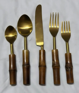 Ensemble de couverts vintage avec manche en bambou et ustensiles en métal doré, vaisselle durable pour les occasions de mariage - Product Image 1