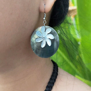 Set di Gioielli alla Moda: Collana e Orecchini con Perle Rotonde di Madreperla, Collana Girocollo a Fiore Tiare su Cordino Intrecciato - Product Image 6