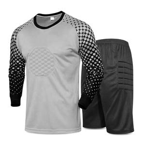 Conjunto de Camiseta y Pantalones Cortos de Fútbol para Hombre, Rayas Rojas y Negras, Cuello Redondo, Manga Corta, Impresión Sublimada, Absorbe la Humedad, Deportivo, para Todas las Temporadas - Product Image 2
