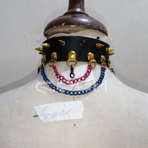 Collier ras du cou en similicuir noir avec chaînes dorées drapées |   Harnais de corps gothique punk - Product Image 6