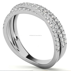 Anillo de compromiso de moissanita con corte brillante redondo y banda de boda de eternidad cruzada de tres hileras con pavé, con banda a juego para ella - Product Image 4