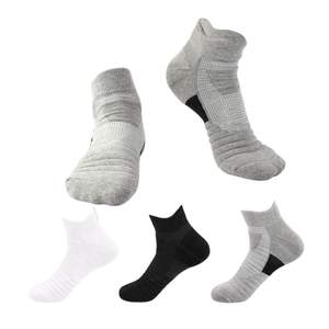 Chaussettes de course athlétiques de performance, paire gris et blanc, en maille respirante, avec soutien de la voûte plantaire, pour le sport et l'entraînement en salle de sport - Product Image 1
