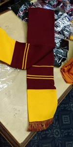 Écharpe d'hiver personnalisée rayée bordeaux et jaune doré, tricotée douce avec franges, style éventail, pour le cou, chaude, mode sportive, en acrylique - Product Image 5