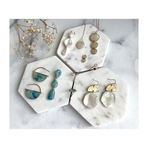 Boucles d'oreilles créoles blanches haut de gamme 2026 en nacre pour les vacances à la station balnéaire et les tenues de mariée - Product Image 6