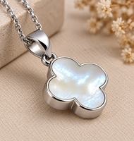 Collier Chrétien Trèfle à Quatre Feuilles avec Pendentif en Nacre, Chaîne en Acier Inoxydable Plaqué Or 18K, Bijou Femme, Cadeau
