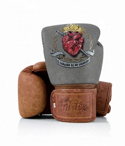 Nouveautés : Dernier modèle de gants de boxe Fairtex en cuir couleur argent avec sangles réglables auto-agrippantes pour le kick-boxing et les arts martiaux - Product Image 1