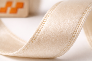 ริบบิ้นกำมะหยี่ทอหน้าเดียวขนาด 25 มม. จากนีลกามาล อินดัสทรีส์ - โพลีเอสเตอร์ 100% ทนต่อการหดตัว นุ่ม หรูหรา สีพื้น สำหรับตกแต่ง - Product Image 2