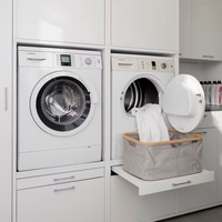 Armoire de buanderie moderne blanche Senger avec niches intégrées pour lave-linge et sèche-linge et étagère à panier à linge extractible