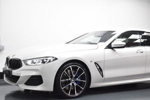 BMW Série 8 Gran Coupé 2022, berline sport blanche avec toit noir et jantes en alliage - Product Image 3