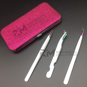 Pinza para Extensión de Pestañas RMI Multi Plasma Tip Antiestática de 10 mm, Acero Inoxidable con Recubrimiento en Polvo Blanco, con Estuche Magnético Rosa Oscuro - Product Image 3
