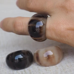 Bague ovale en corne de buffle à rayures noires et marron captivantes pour femmes et hommes, idéale pour les mariages et les occasions spéciales, accessoires - Product Image 1