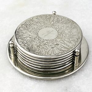 Reposabebidas Metálico de Diseño con Acabado Único Hecho a Mano para Mesas de Café, Cocinas y Comedores - Product Image 1