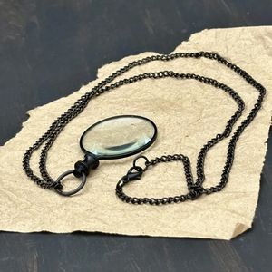 Collar de lupa de metal negro vintage con cadena larga, lente de lectura de bolsillo estilo antiguo para coleccionistas e inspectores - Product Image 6