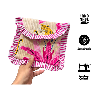 Pochette artisanale indienne imprimée au bloc, en coton matelassé avec bordure à volants, sac à cosmétiques écologique, imprimé tigre, durable, taille 11" x 9" - Product Image 1