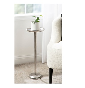 Table ronde décorative en métal pour coin salon, au design compact et au style raffiné pour la décoration intérieure. - Product Image 2