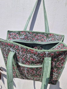 Grand sac fourre-tout vintage en coton léger avec design matelassé pour les voyages, les courses et le quotidien, provenant du Rajasthan - Product Image 4