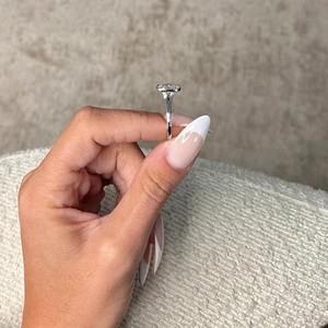 Anillo de Boda de Moissanita Personalizado de 2 Quilates, Oro de 14k, Fabricante de Joyería Avira Jewels, Diseño Solitario de Alta Gama, Corte Cojín - Product Image 5