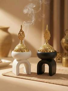 Un piédestal arqué unique en forme de U, au design esthétique et d'inspiration arabe, offre une base stable et élégante qui rehausse le brûleur d'encens. - Product Image 1