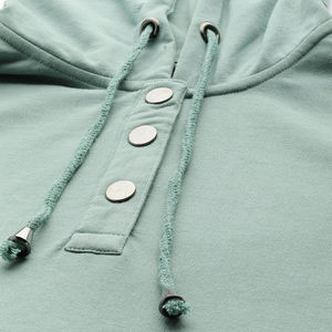 Sweat-shirt à capuche Henley pour femme, personnalisable avec logo, en molleton décontracté, avec col boutonné et poche kangourou - Product Image 6