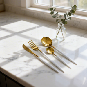 ชุดเครื่องครัวสไตล์นอร์ดิกสมัยใหม่ ชุบทอง พร้อมด้ามจับสีขาว ผลิตจากสแตนเลสสตีลรักษ์โลก - Product Image 2