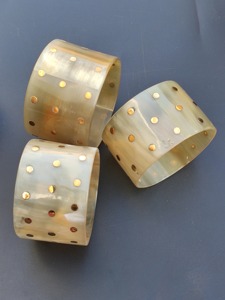 Bracelet élégant et moderne en corne de buffle Belladec polie, fait main, de haute qualité, classique, traditionnel et écologique pour le quotidien des femmes - Product Image 5