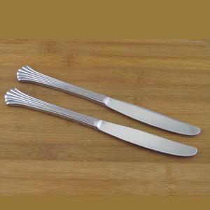 Cuchillo de Cena de Acero Inoxidable de Primera Calidad con Mango con Detalles en Dorado, Cubertería Plateada Moderna para Hoteles, Restaurantes y Bodas - Product Image 1