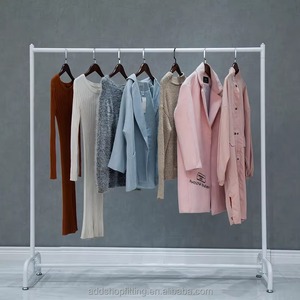 Porte-vêtements autoportant moderne avec roulettes, présentoir à vêtements portable en métal pour manteaux, rail vertical simple, pré-assemblé - Product Image 3
