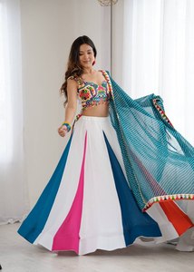 Lehenga en rayonne avec broderie au fil Gamthi, miroirs véritables et travail Kodi, blouse en faux Georgette à imprimé numérique, dupatta avec dentelle fantaisie - Product Image 3