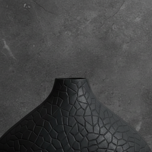 Vase à fleurs en aluminium noir mat texturé nordique, motif géométrique 3D, pot à fleurs abstrait en forme de dôme pour la décoration de la maison et des hôtels - Product Image 3