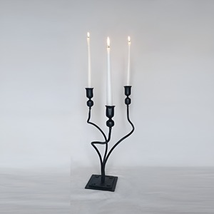 Portavelas Decorativo de Metal Moderno y Lujoso con Líneas Elegantes para Uso Versátil en Hogares o Decoración de Eventos Formales - Product Image 2