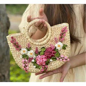 Elegante Bolso Tote de Seagrass Tejido a Mano con Patrón Floral Bordado, Bolso Natural para Mujer, Fabricante OEM ODM - Product Image 1