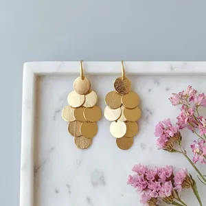 Pendientes Colgantes Clásicos de Latón Chapado en Oro de 18K al por Mayor, Antideslustre, de Alta Calidad para Mujer, Joyería para Fiestas y Aniversarios - Product Image 5