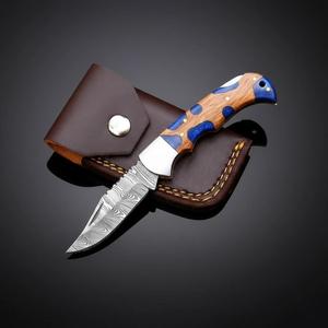Cuchillo plegable de acero de Damasco Nordic Forge con bloqueo trasero, mango de resina y madera de olivo, funda, cuchillo de bolsillo EDC para camping y caza. - Product Image 1